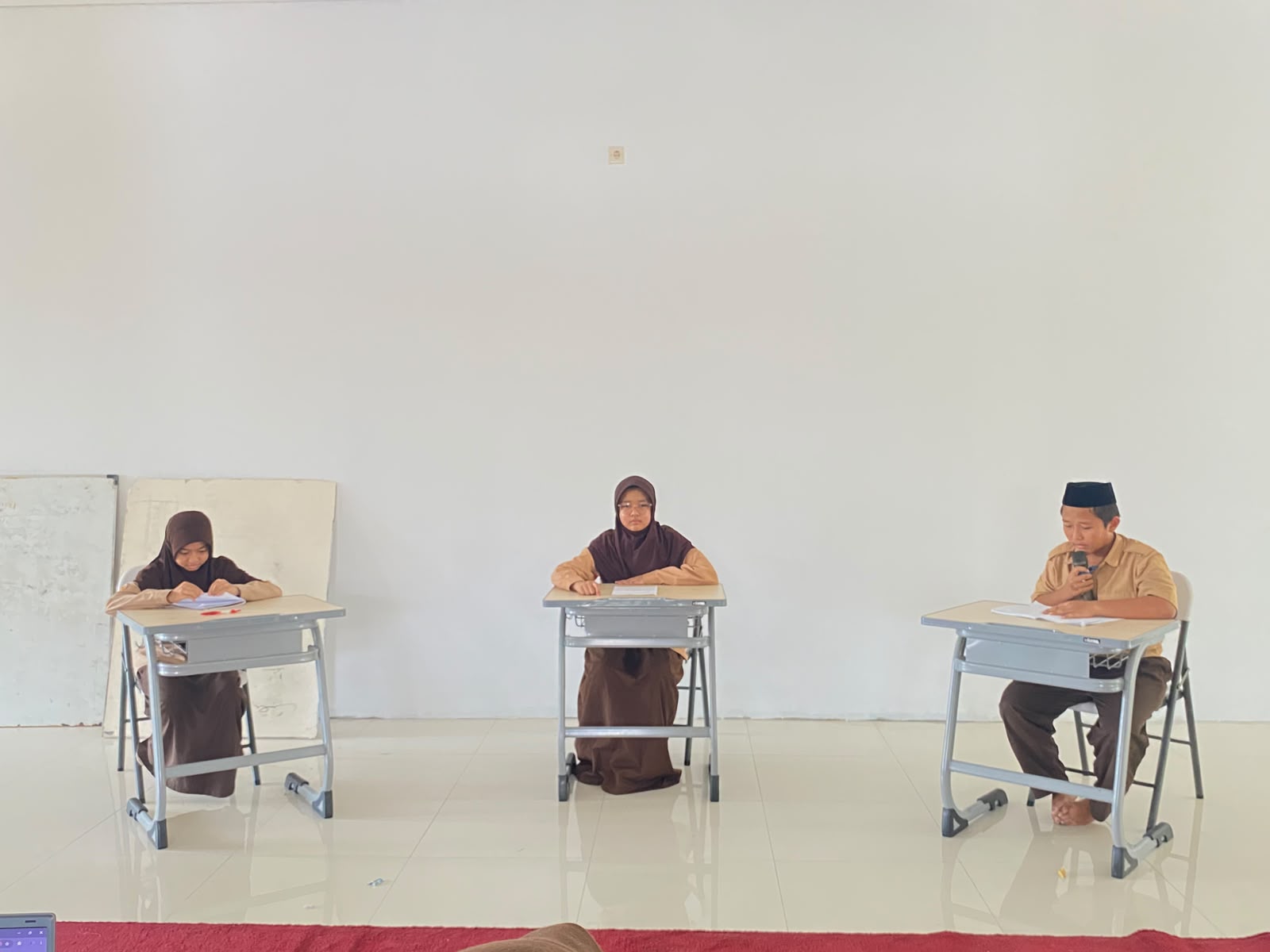 Debat Terbuka Calon Ketua OSIS SMP Annajah Tamprim: Membangun Jiwa Kepemimpinan dan Demokrasi Santri